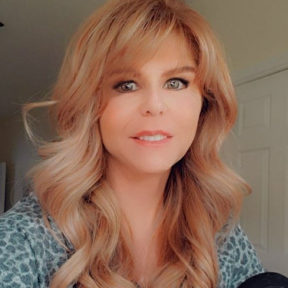 🦋Meet your Posh Seller, Sharon: Make an offer! - Picture 8 of 11